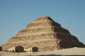1200px-Flickr_-_Gaspa_-_Saqqara,_piramide_a_gradoni